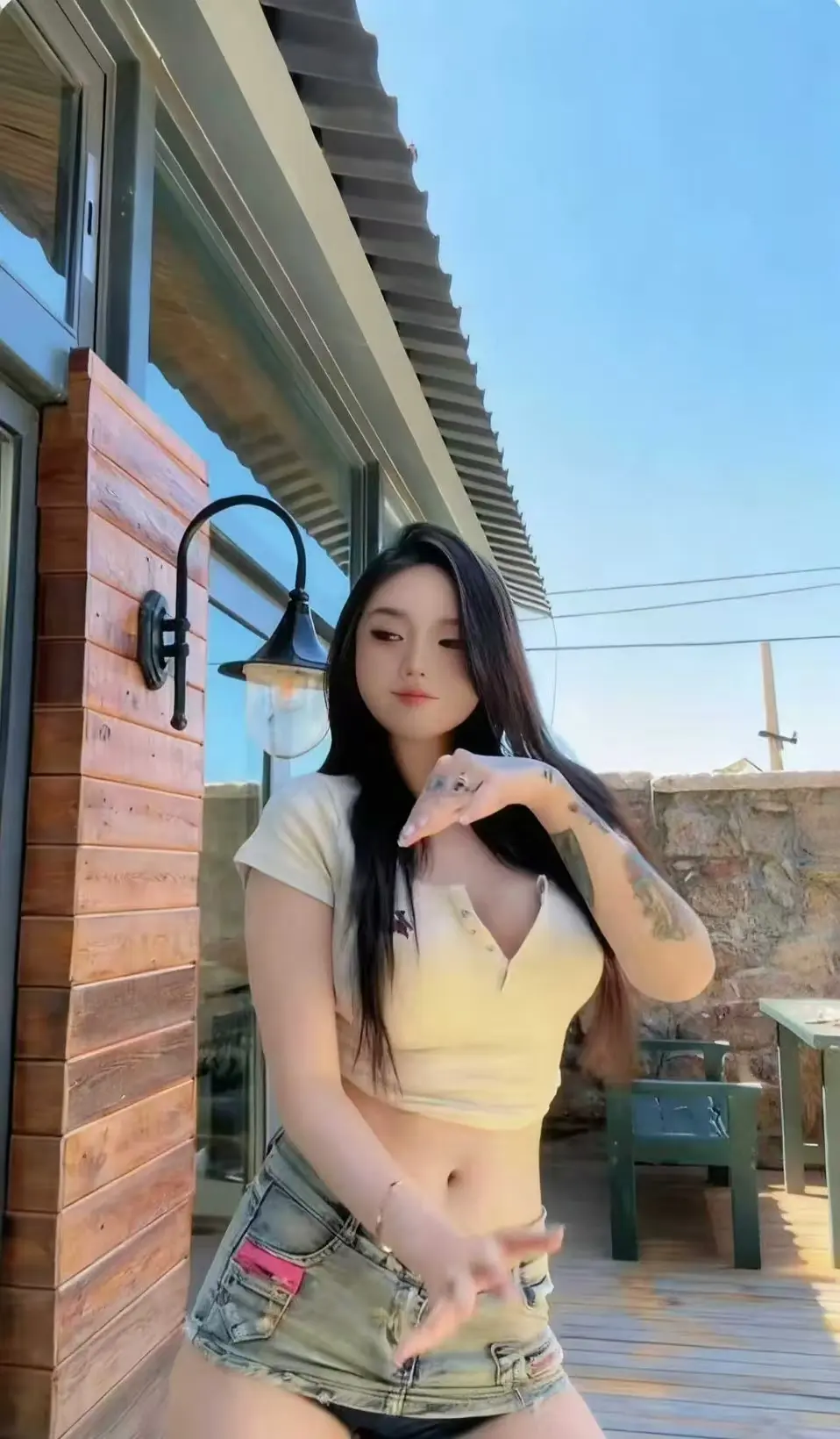 《Meena 成美男》高清全集免费看-中文版未删减资源开放-在线网盘无广告畅享-一次看遍成美男全季